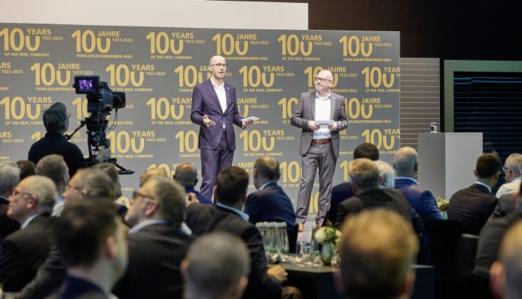Managing Director Technology Guido Frohnhaus (r.) opened the Partner Summit in an entertaining dialogue with moderator Kai Spitzl, emphasising the huge importance of long-standing partnerships to Arburg.